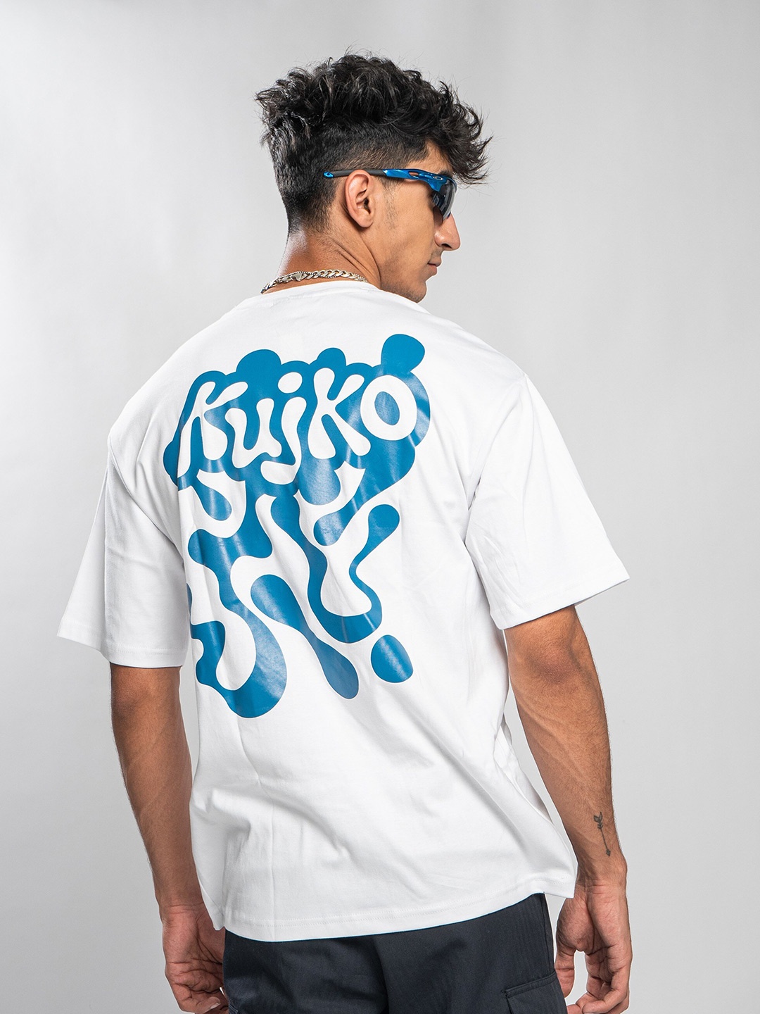 

Main Character India Kujko Printed Drop-Shoulder Sleeves Oversized Cotton T-shirt, White