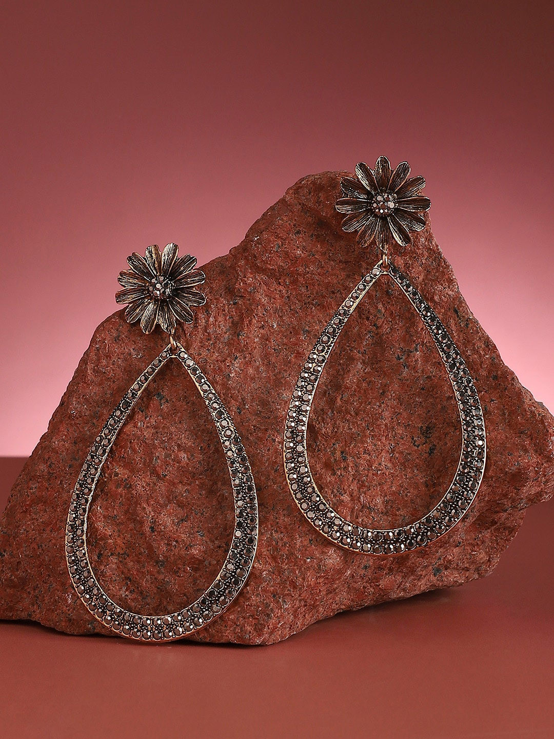 

SOHI Gold Plated Drop Earrings