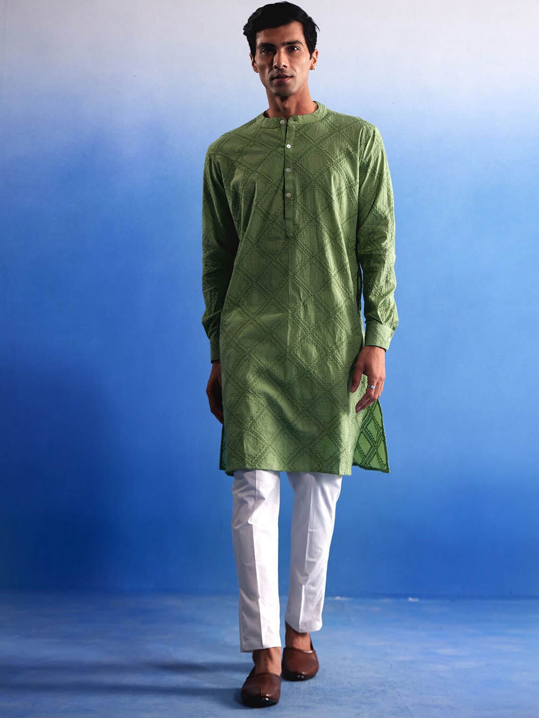 

VASTRAMAY Men Schiffli Embroidered Cotton Kurta With Elasticated Pyjama, Green