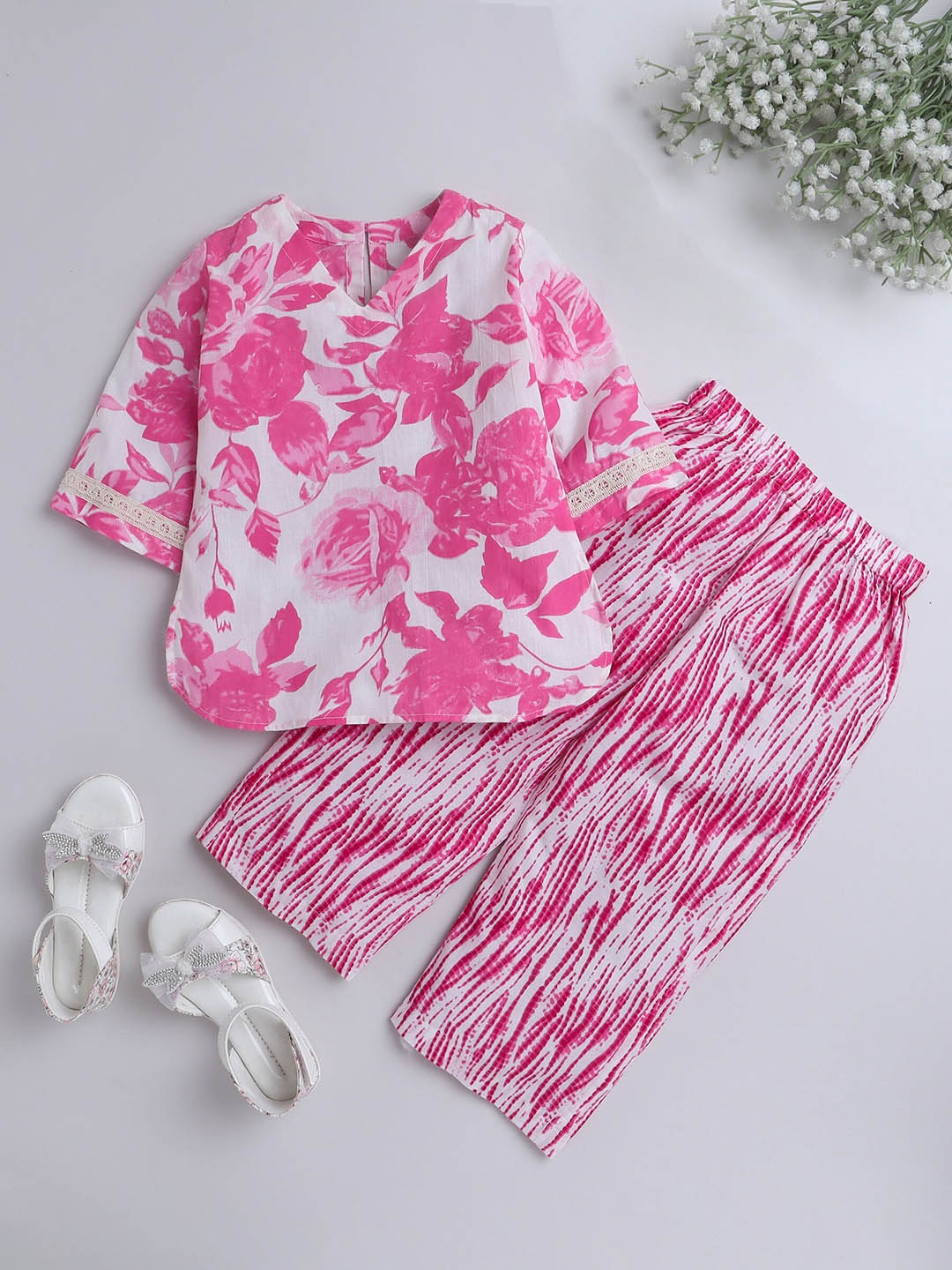 

The Magic Wand Girls Floral Printed V-Neck Pure Cotton Night suit, White
