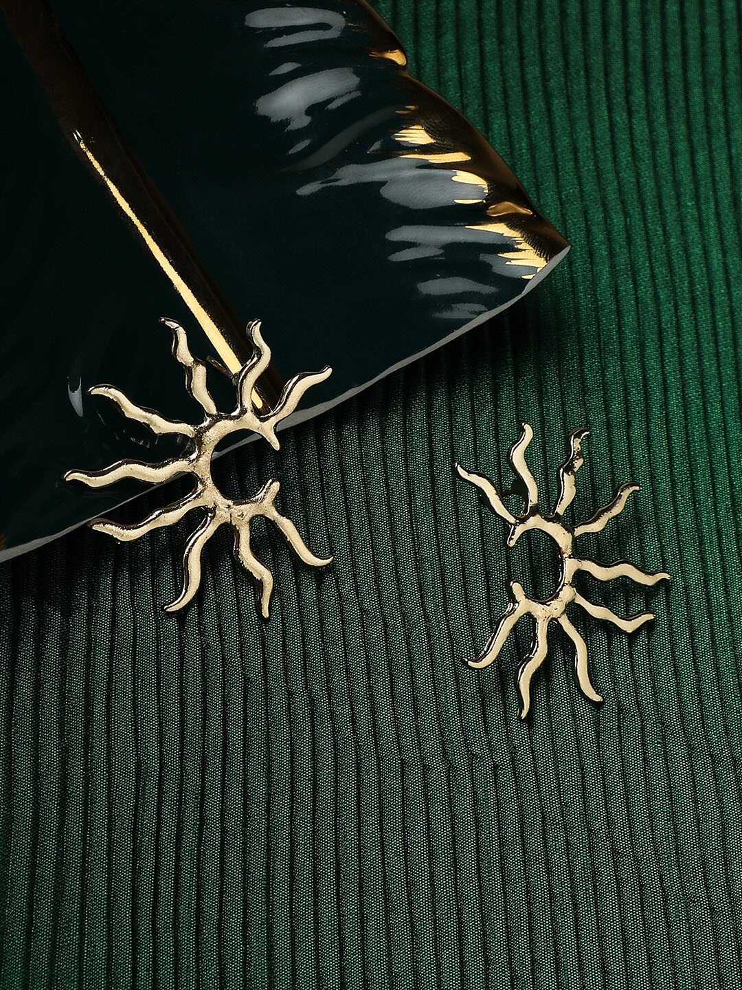 

SOHI Gold-Plated Stud Earrings