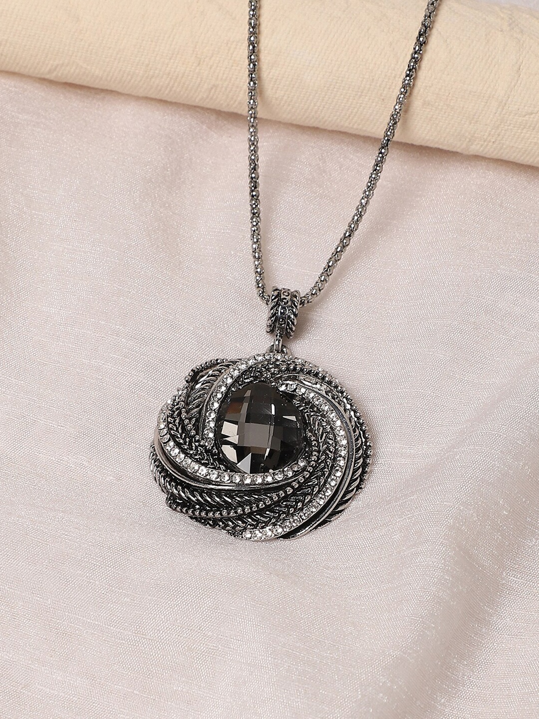 

SOHI Silver-Plated Neck Chain with Pendant, Black