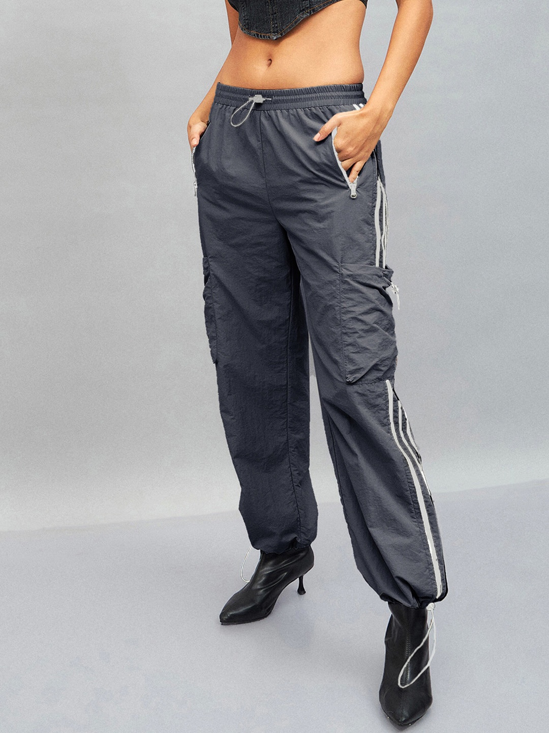 

SASSAFRAS Women Loose Fit Parachute Trousers, Grey