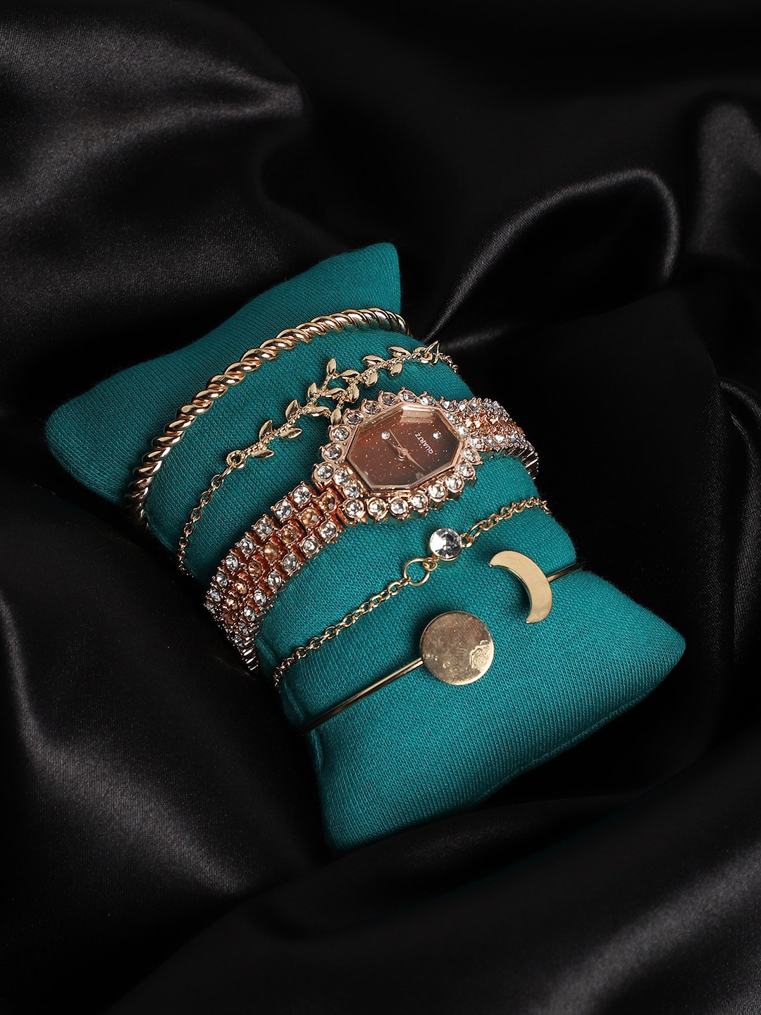 

HAUTE SAUCE by Campus Sutra Women Embellished Dial Watch Gift Set, Rose gold