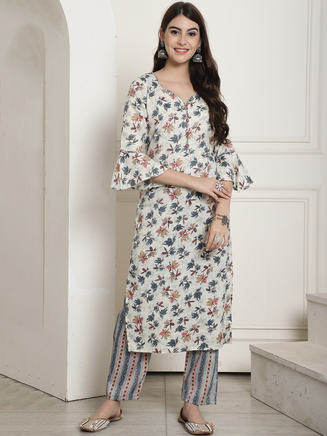 

Rajnandini Floral Printed Sweetheart Neck Bell Sleeve Regular Kurta With Trousers, Grey