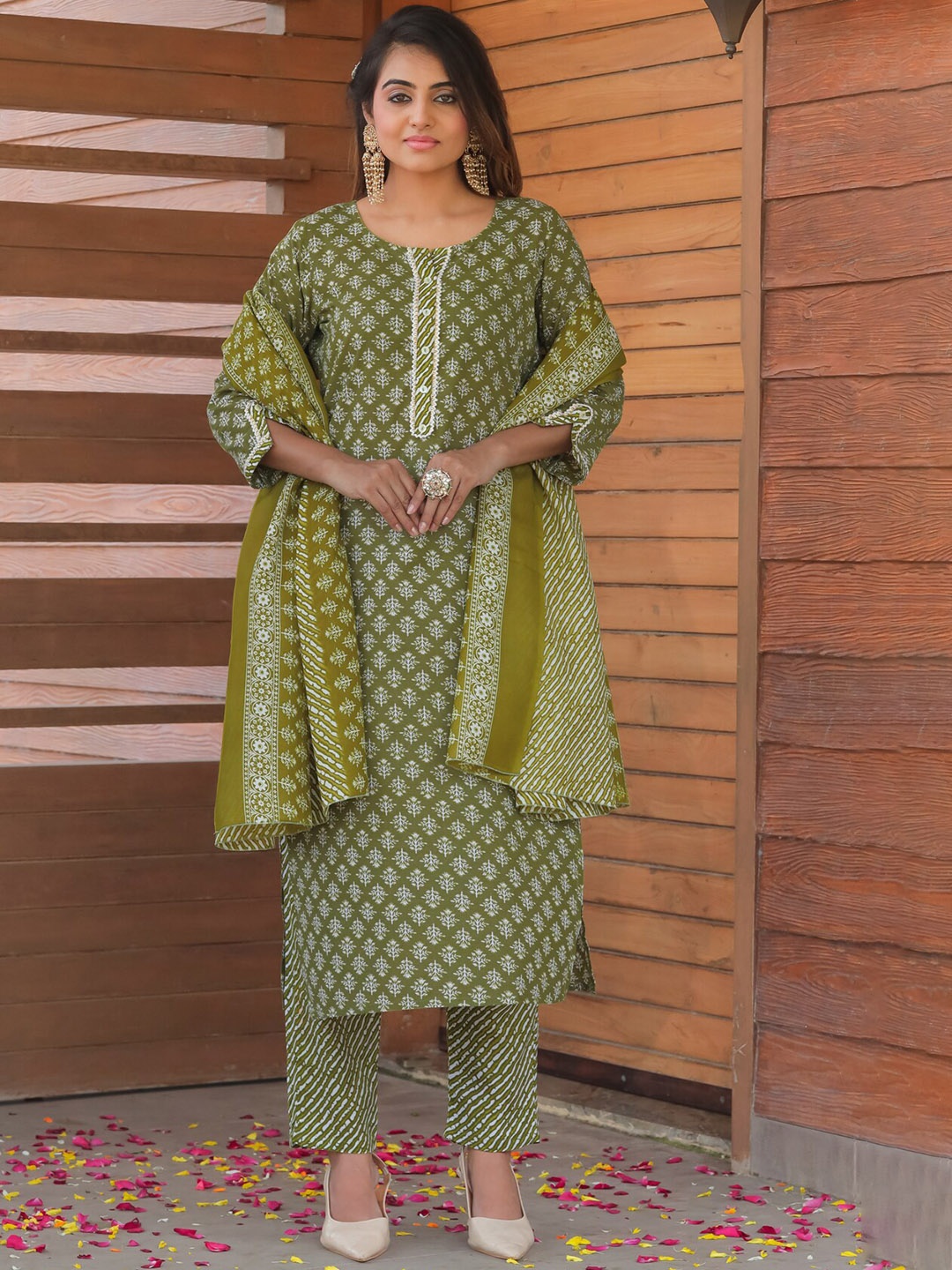 

Rajnandini Ethnic Motifs Printed Regular Jute Cotton Kurta With Trousers & Dupatta, Green