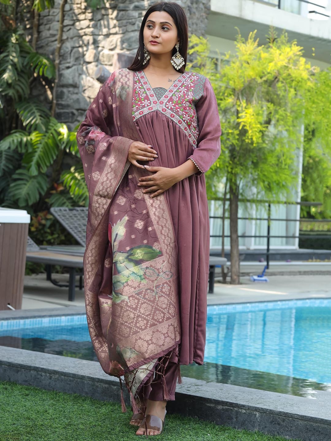 

Tikhi Imli Floral Yoke Designed Empire Thread Work Velvet Kurta with Trousers & Dupatta, Mauve