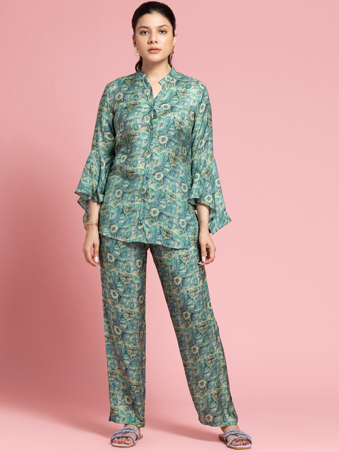

OCTICS Floral Printed Mandarin Collar Bell Sleeve Shirt With Trousers, Green
