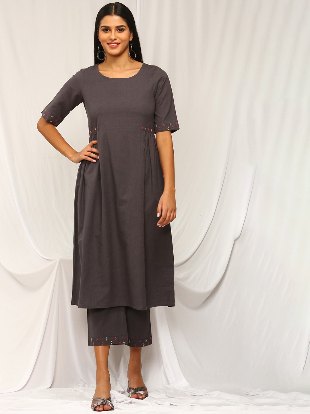 

Stylefables Floral Embroidered Short Sleeves Linen A-Line Kurta With Trousers, Grey