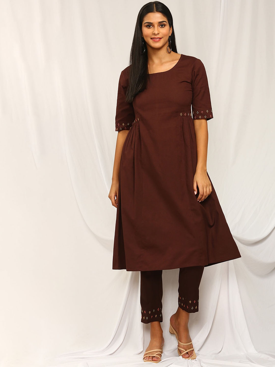 

Stylefables Floral Embroidered Short Sleeves Linen A-Line Kurta With Trousers, Brown