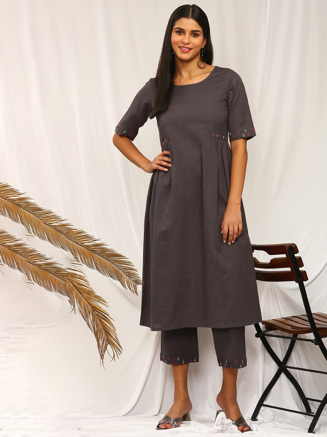 

Stylefables Floral Embroidered Regular Linen Kurta with Pyjamas, Grey