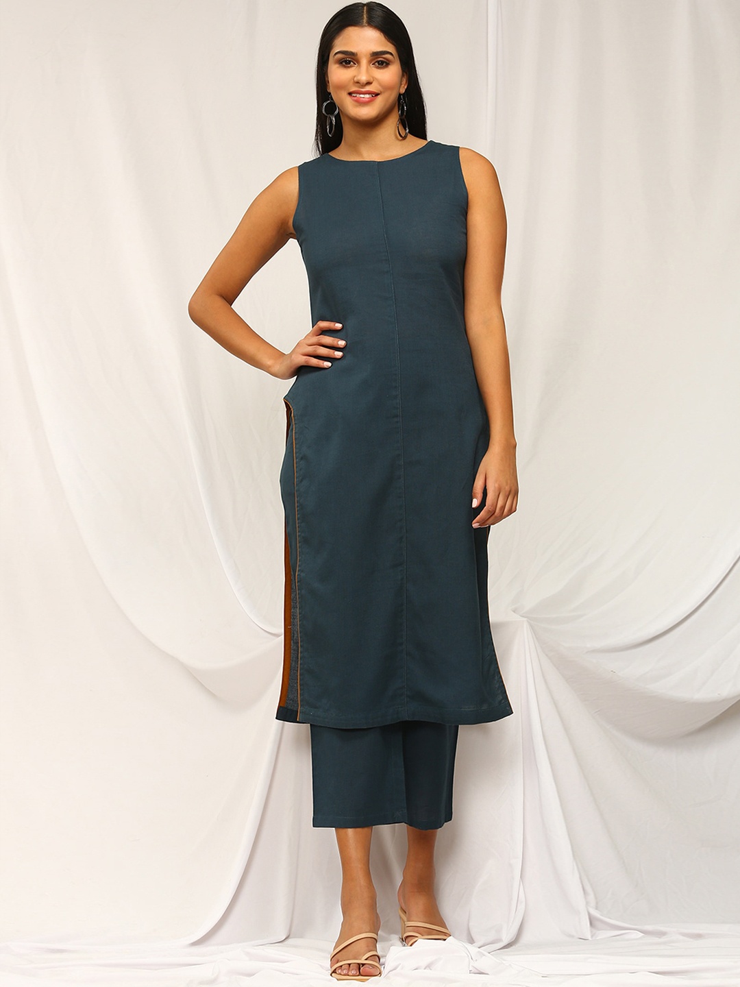 

Stylefables Sleeveless Linen Kurta with Pyjamas, Green