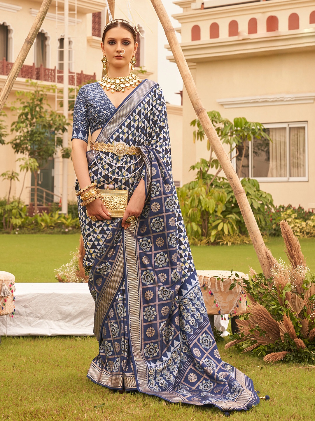 

Mitera Geometric Printed Zari Detail Saree, Navy blue