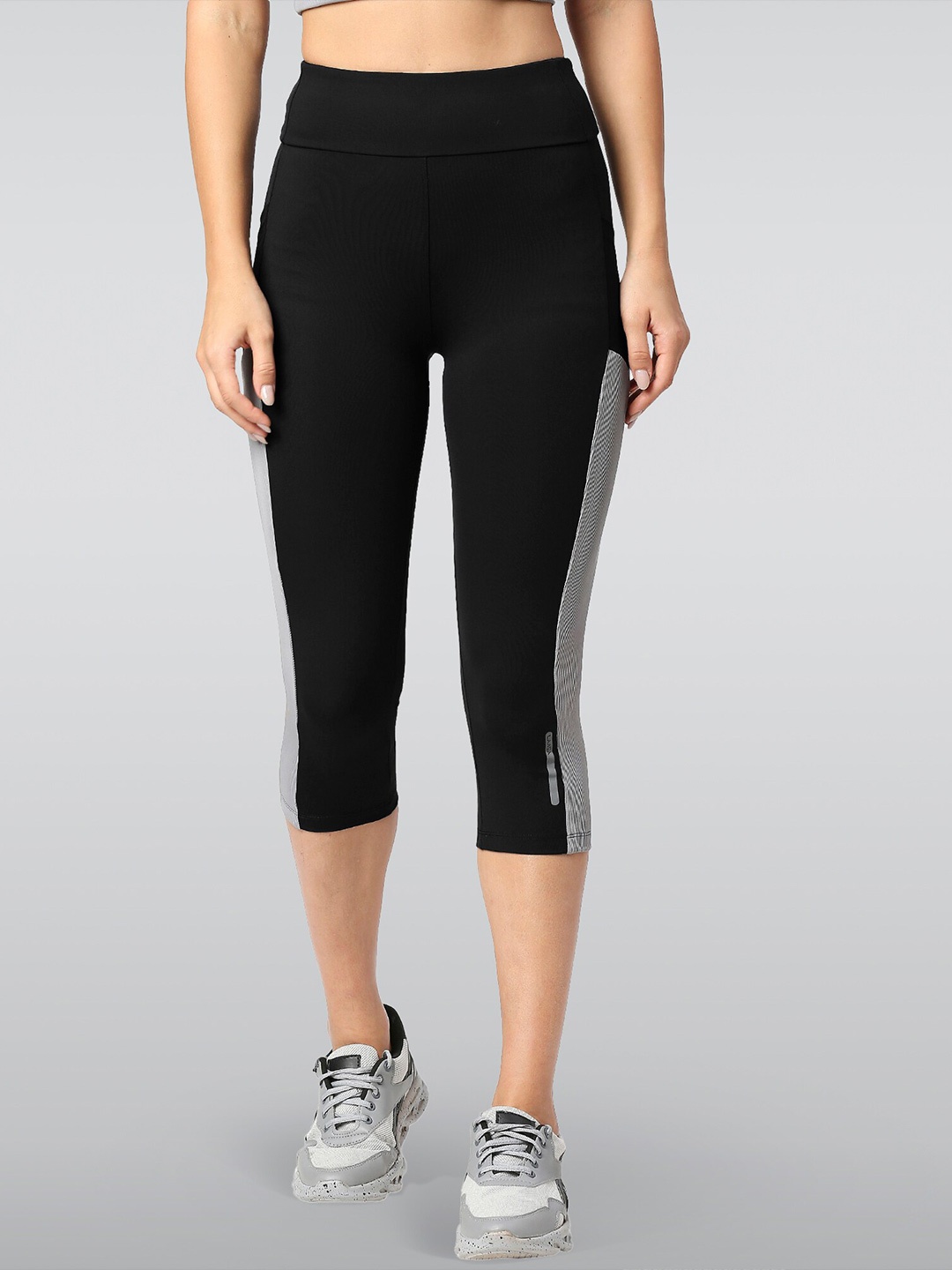 

LAASA SPORTS Mid Rise Slim Fit Sports Capris, Black