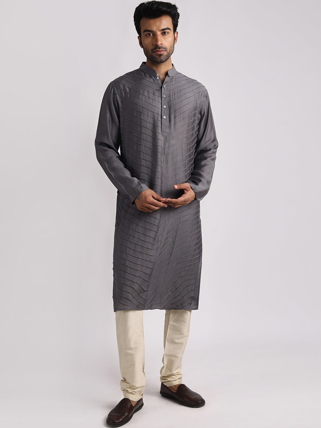 

Streaks & Crosses Geometric Self Design Mandarin Collar Pure Silk Kurta with Churidar, Grey