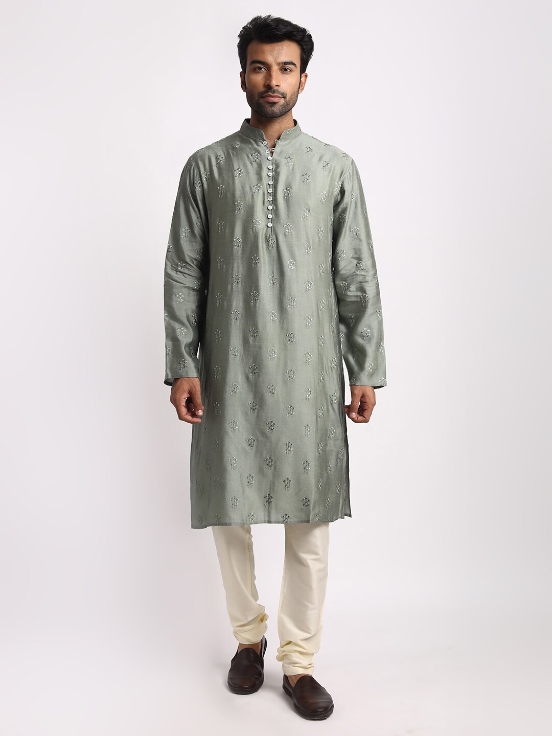 

Streaks & Crosses Ethnic Motifs Embroidered Mandarin Collar Straight Kurta Set, Green