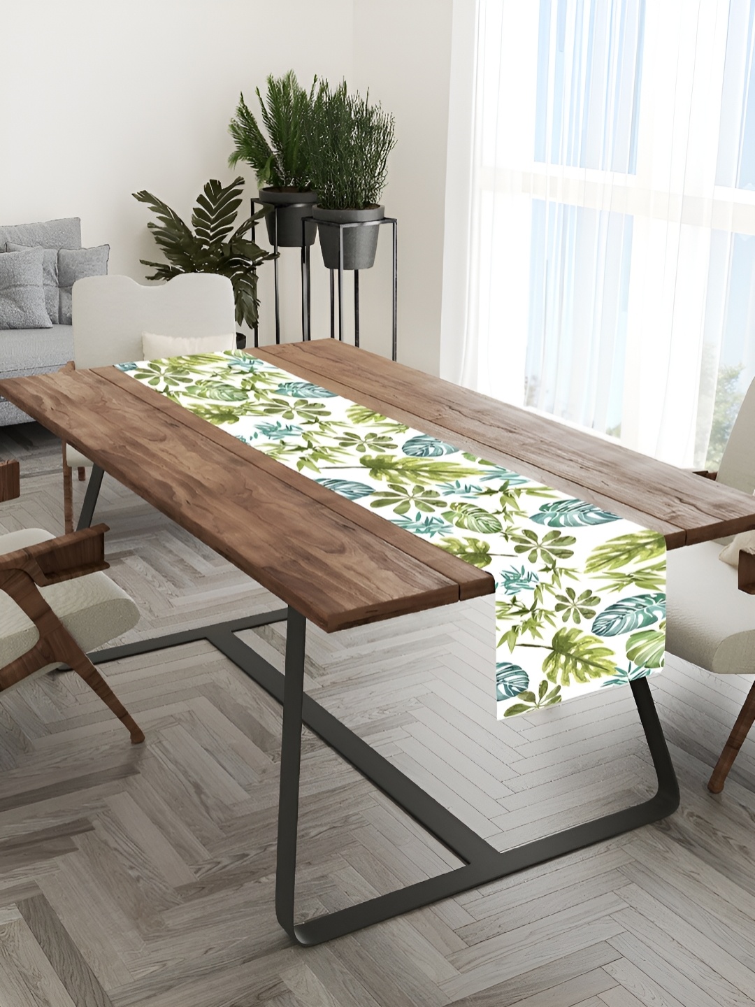 

HOMADORN Green & White Floral 4 Seater Table Runner