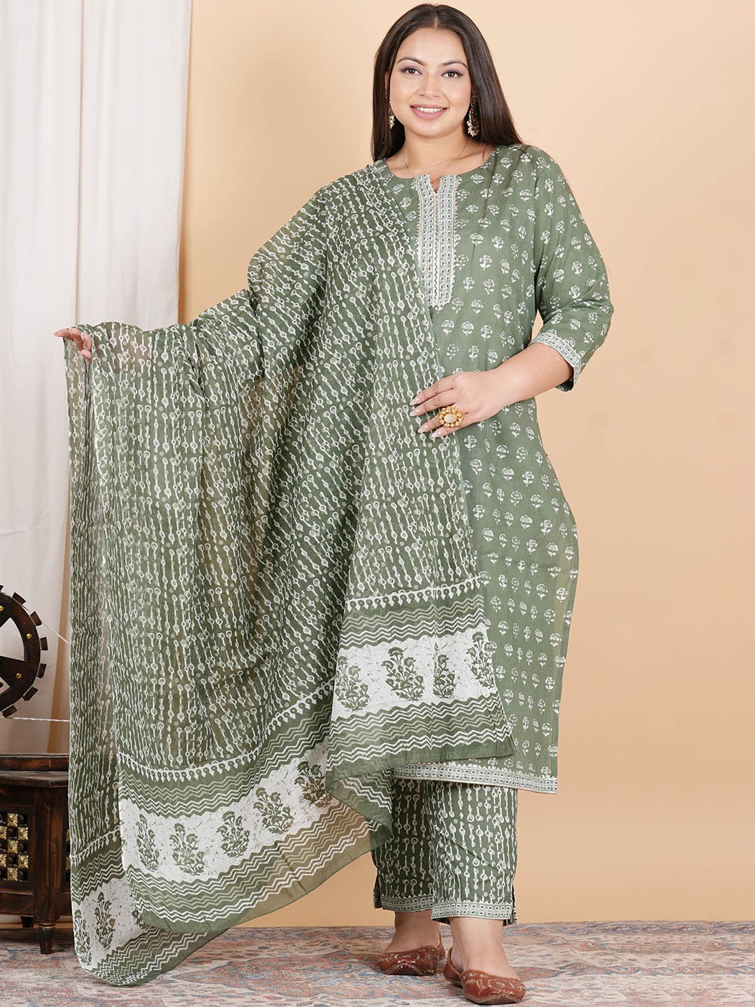 

ZOYOTO Plus Size Floral Printed Gotta Patti Pure Cotton Kurta with Trousers & With Dupatta, Green