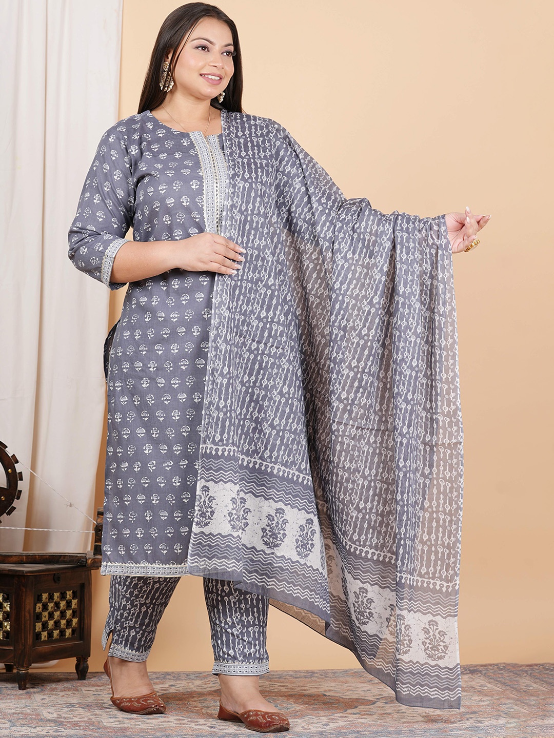 

ZOYOTO Plus Size Floral Printed Gotta Patti Pure Cotton Kurta with Trousers & With Dupatta, Grey