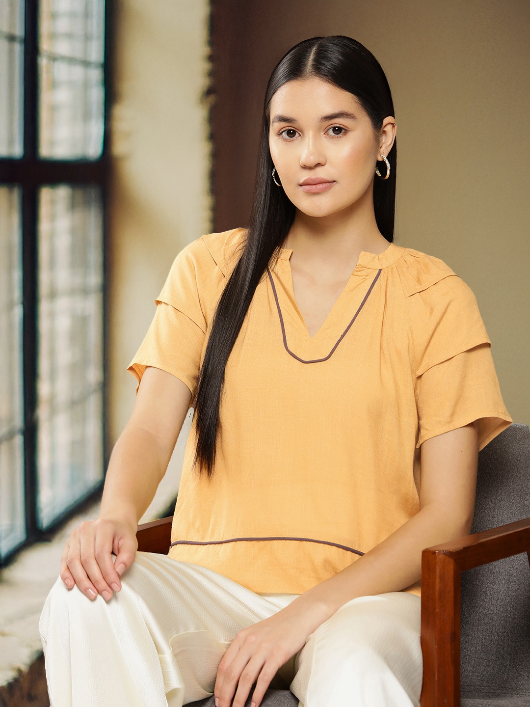 

Chemistry Notched V Neck Contrast Piping Top, Yellow