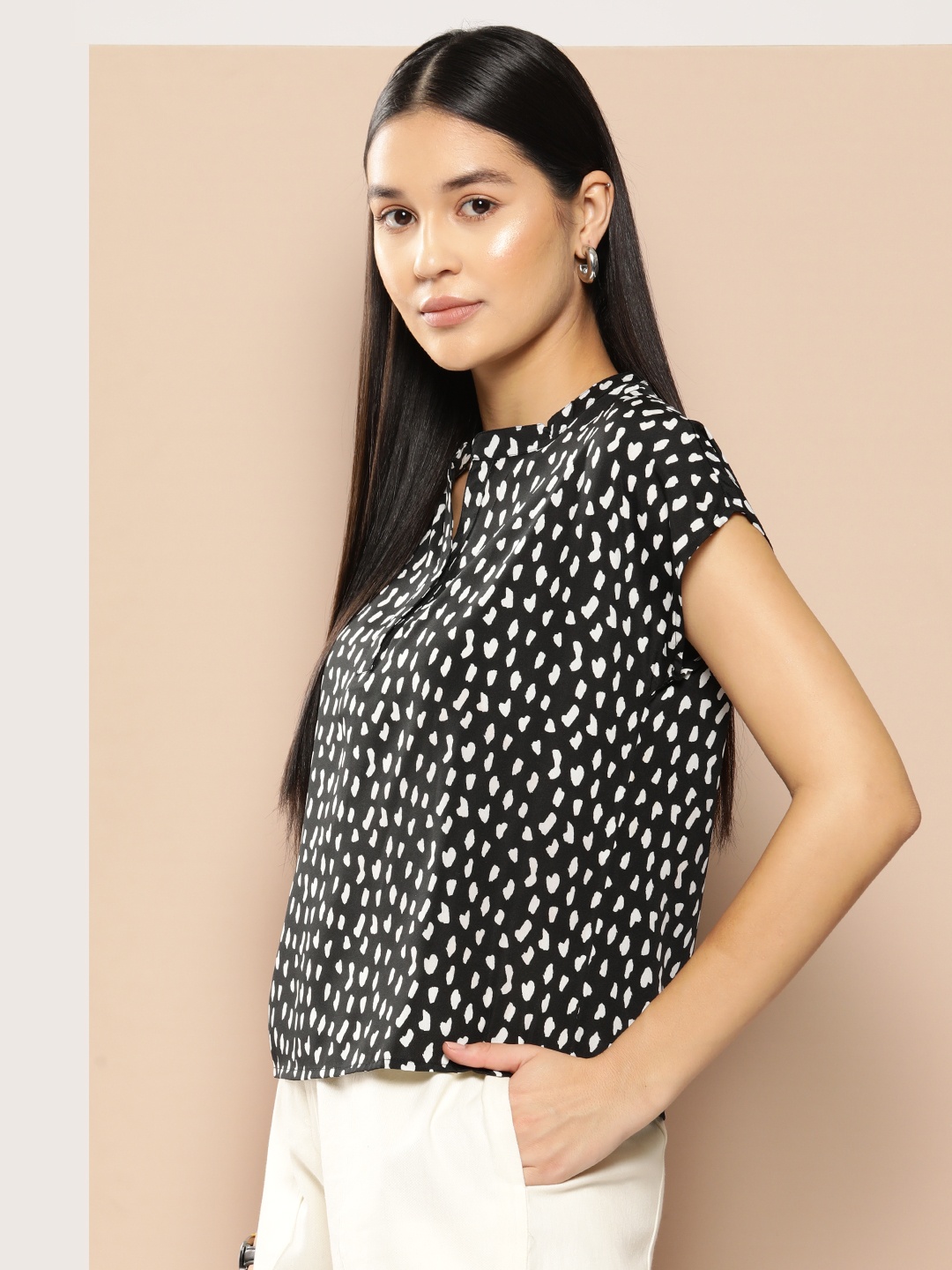 

Chemistry Printed Extended Sleeves Top, Black