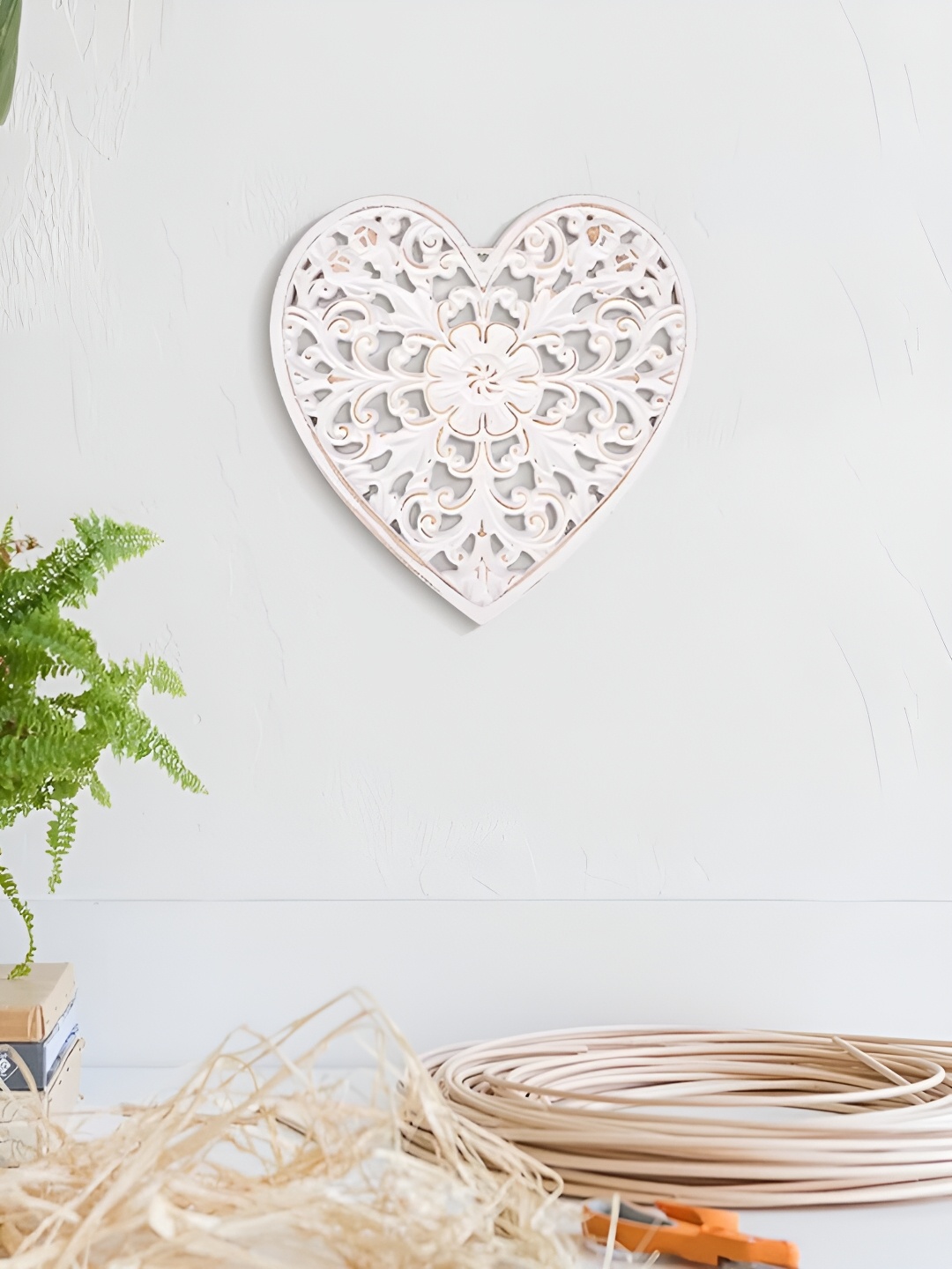 

Duadecor White Floral Carved Heart-shaped Wooden Wall Hanging