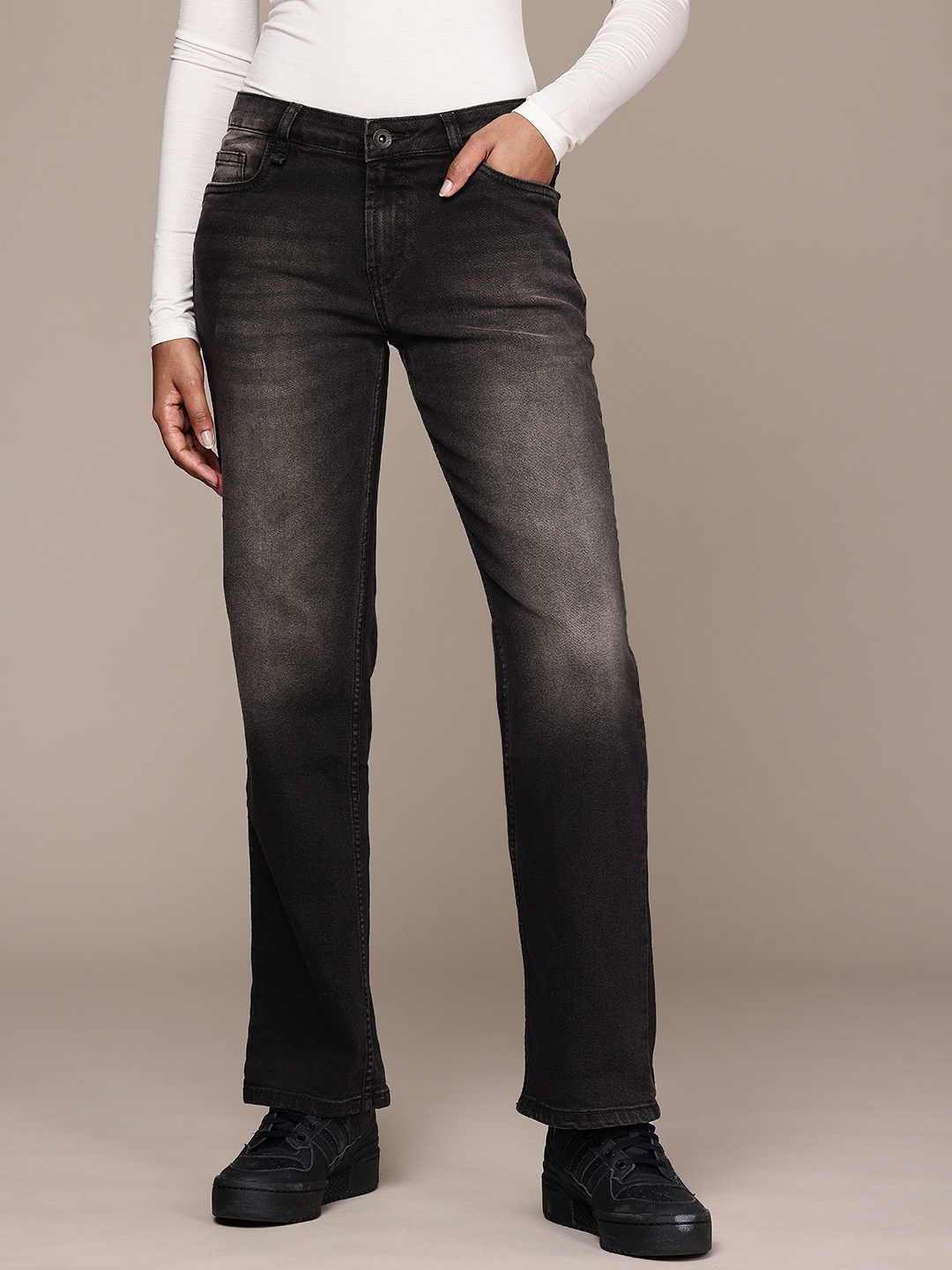 

The Roadster Life Co. Women Straight Fit Heavy Fade Stretchable Jeans, Black