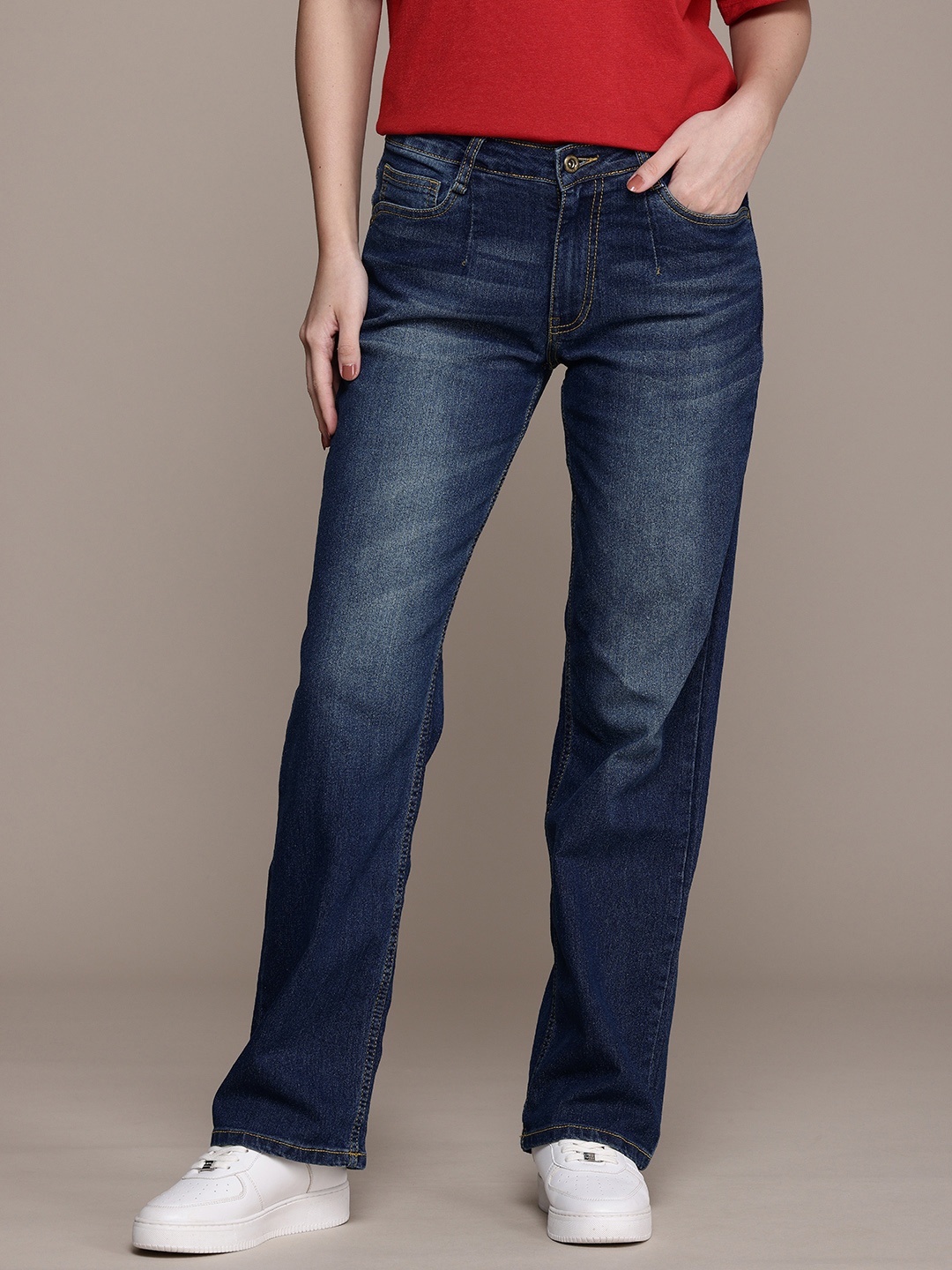 

The Roadster Life Co. Women Straight Fit Light Fade Stretchable Jeans, Blue