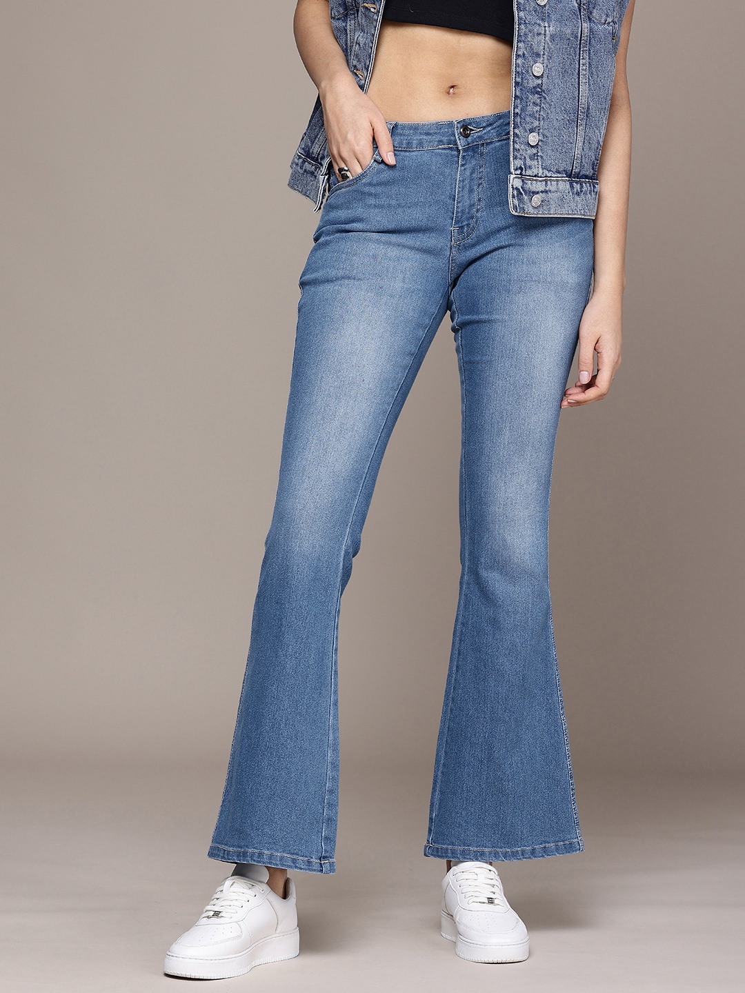 

The Roadster Life Co. Women Bootcut Heavy Fade Stretchable Jeans, Blue