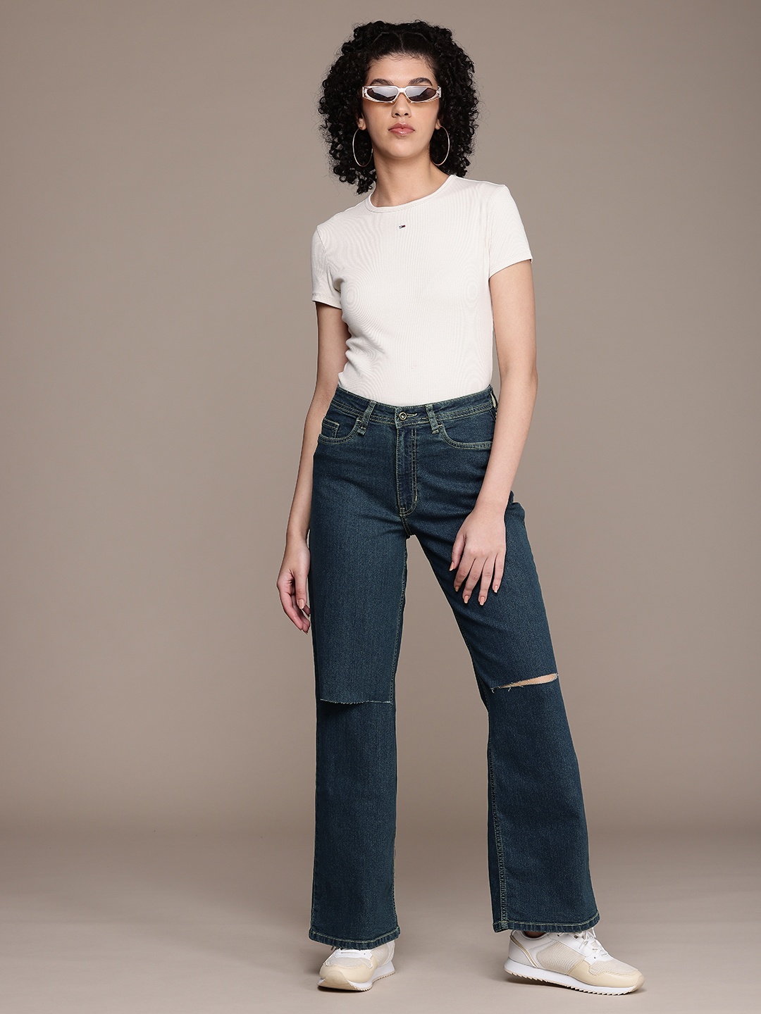 

The Roadster Life Co. Women Wide Leg Slash Knee Light Fade Stretchable Jeans, Blue