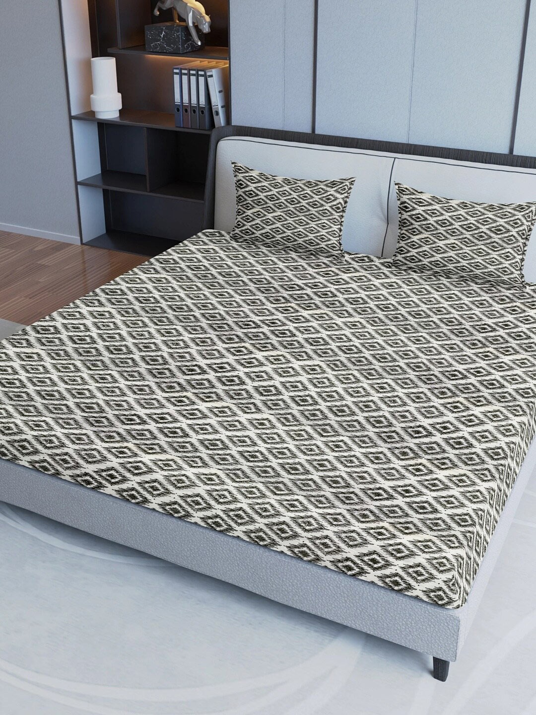 

Aura Black & White Geometric Cotton 200 TC King Bedsheet with 2 Pillow Covers