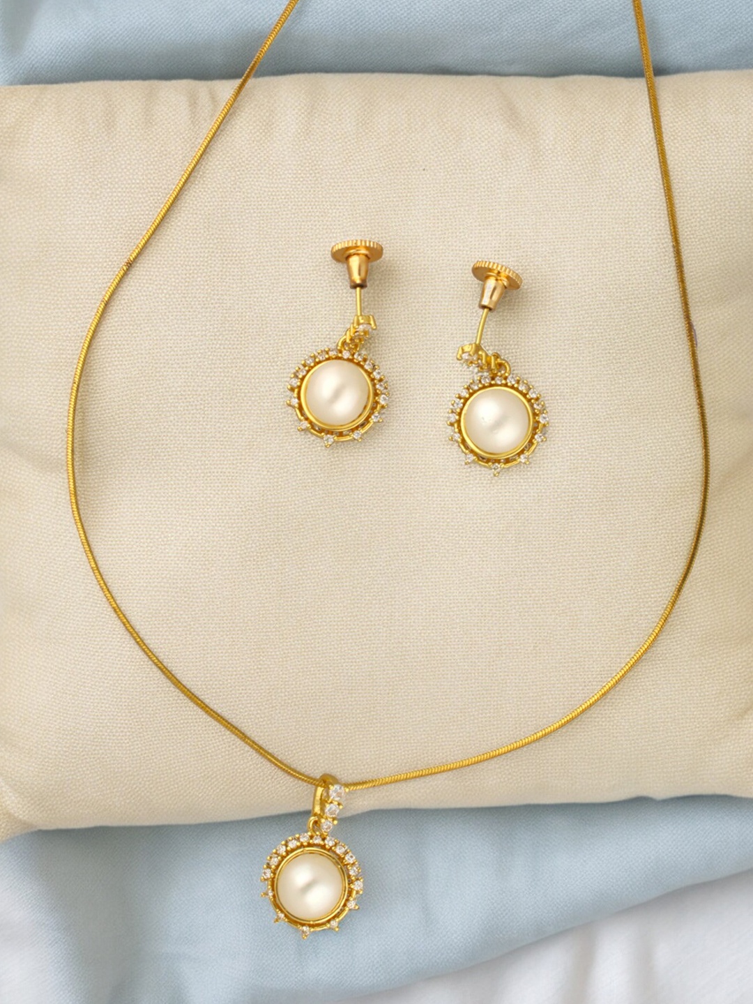 

Sri Jagdamba Pearls Dealer Gold-Plated Pearl-Beaded Jewellery Set