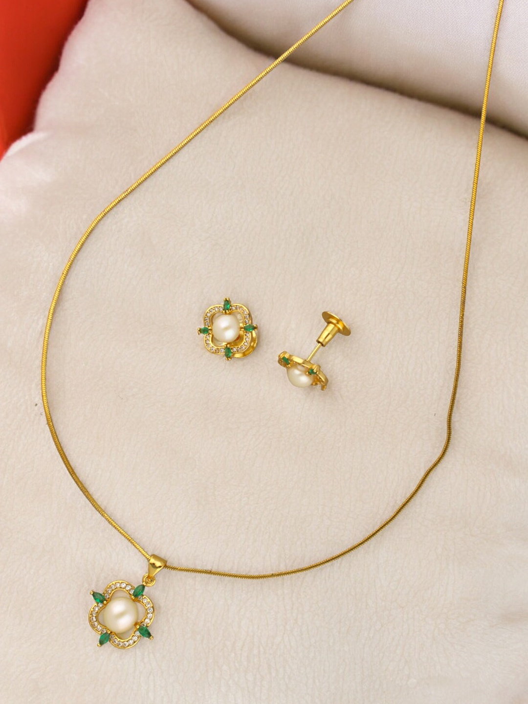 

Sri Jagdamba Pearls Dealer Gold-Plated Pearl-Beaded Jewellery Set