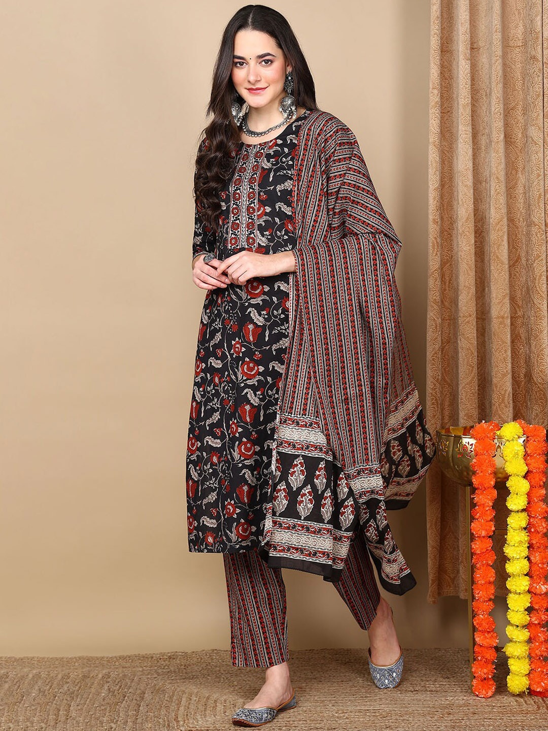 

AHIKA Floral Printed Pure Cotton Kurta & Trousers With Dupatta, Black