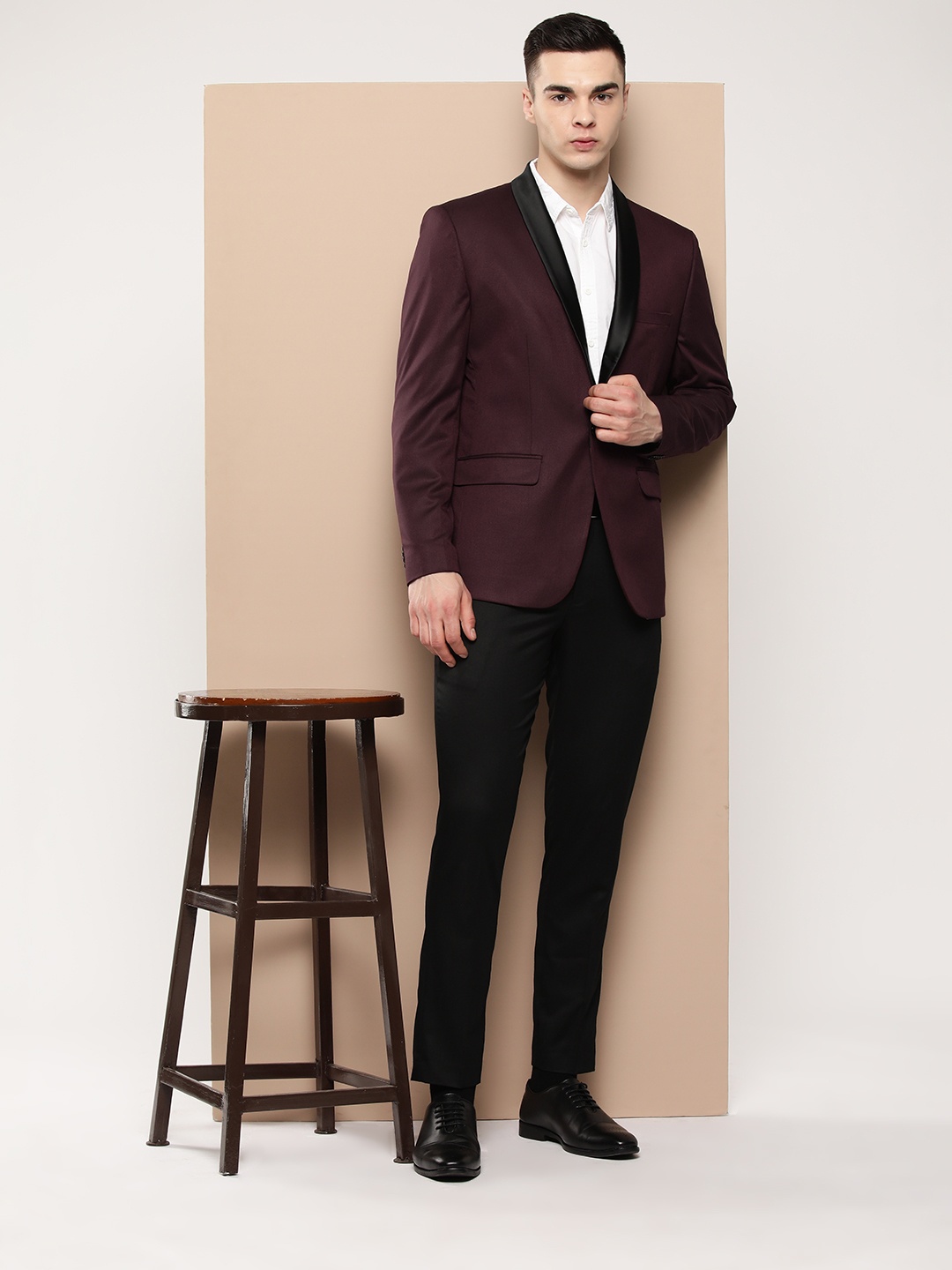 

INVICTUS Men Slim Fit Single-Breasted Tuxedo, Maroon