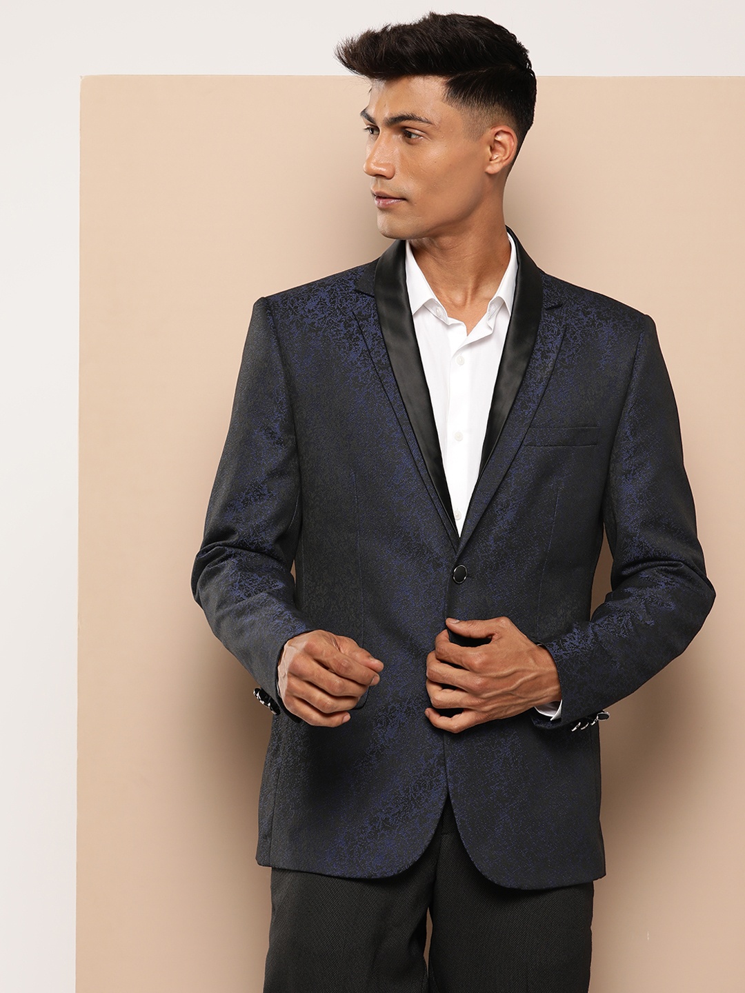 

INVICTUS Slim Fit Self-Design Party Blazer, Navy blue