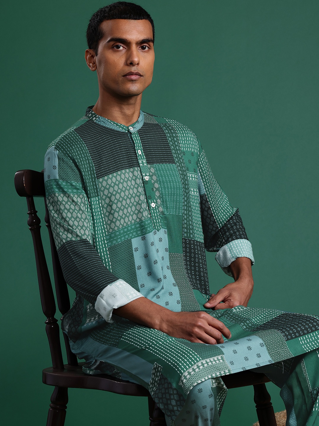 

Sangria Men Printed Kurta with Jogger Style Trousers, Green