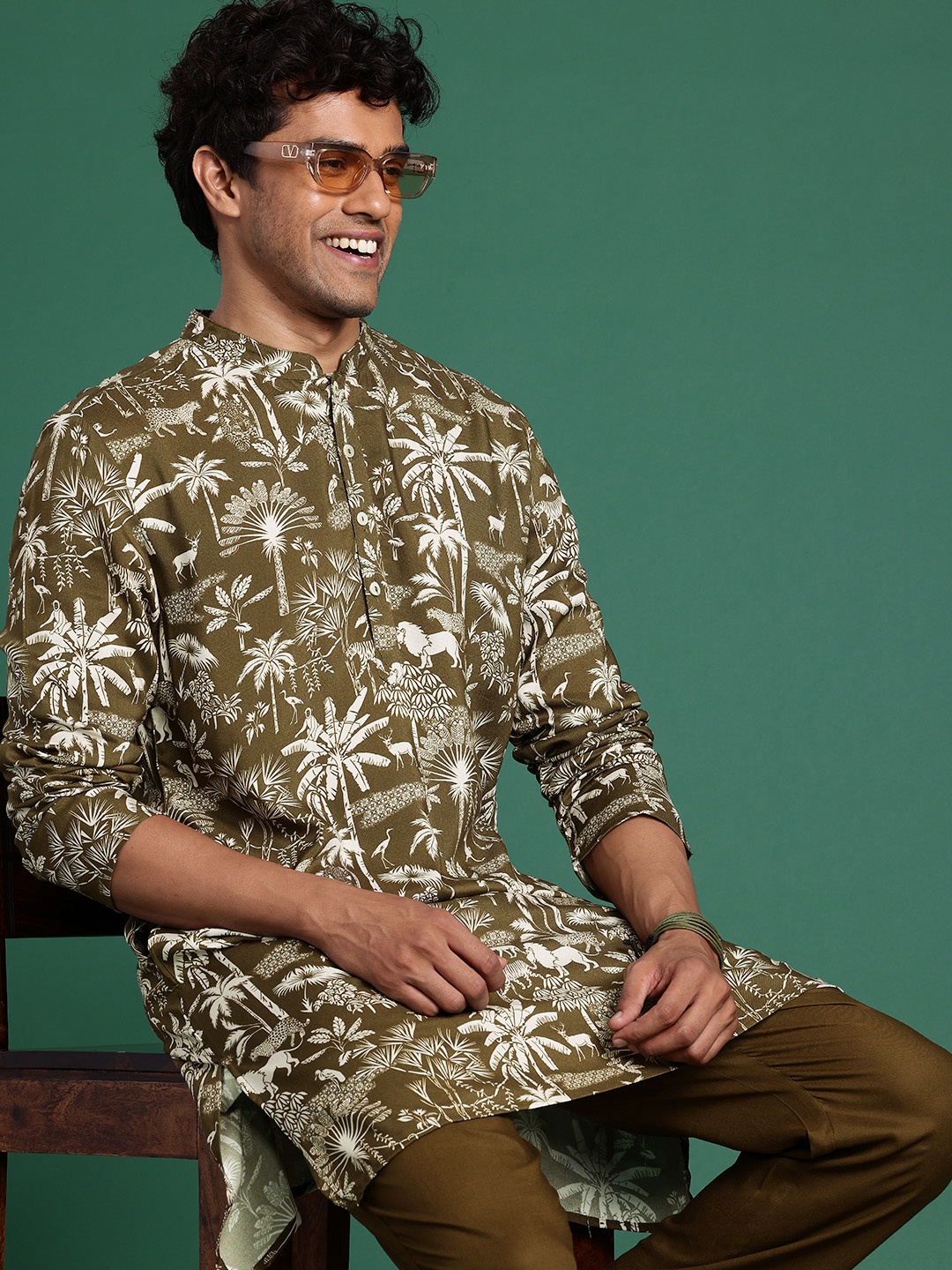 

Sangria Men Tropical Printed Regular Kurta with Trousers, Olive