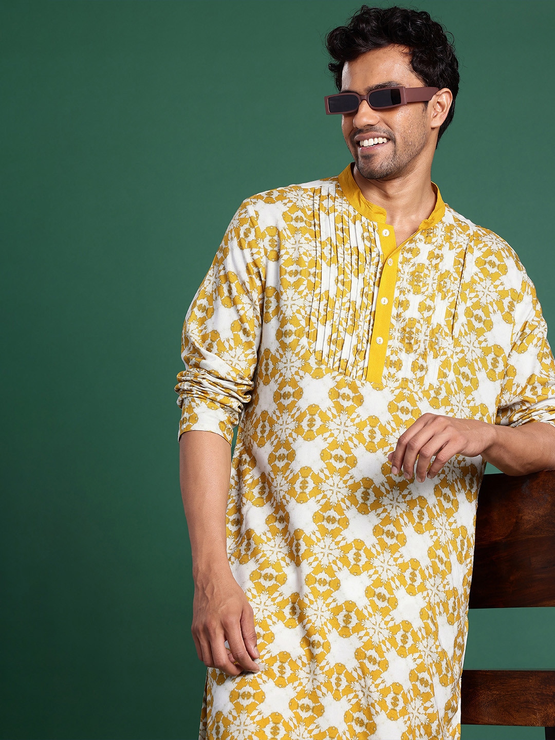 

Sangria Men Floral Printed Regular Kurta With Trousers, Mustard