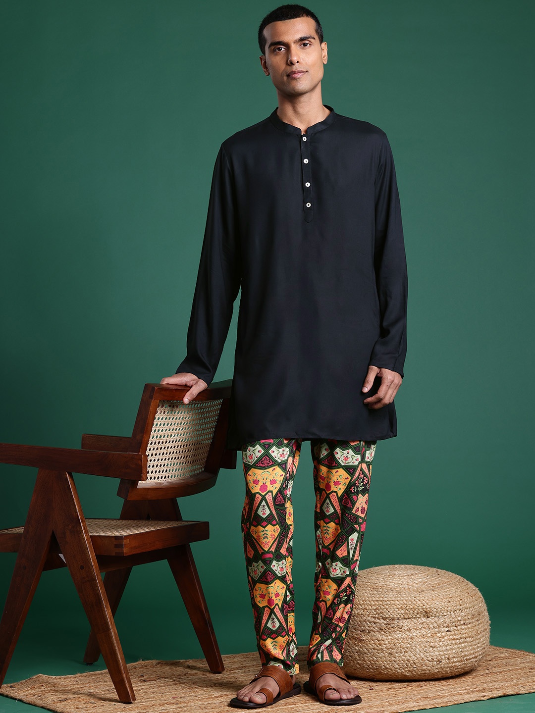 

Sangria Straight Kurta with Printed Pyjamas, Black