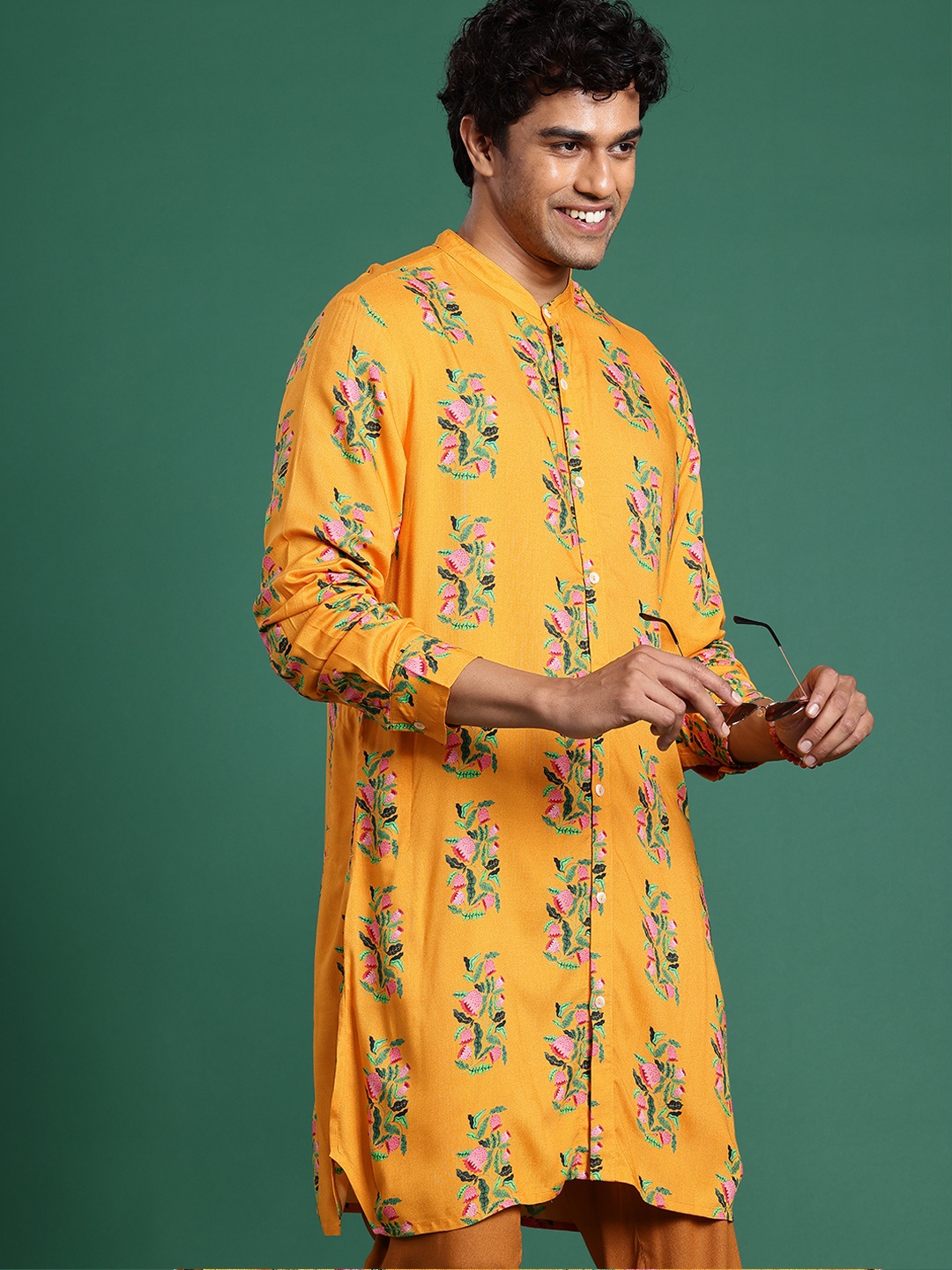 

Sangria Men Floral Printed Regular Kurta with Trousers, Mustard