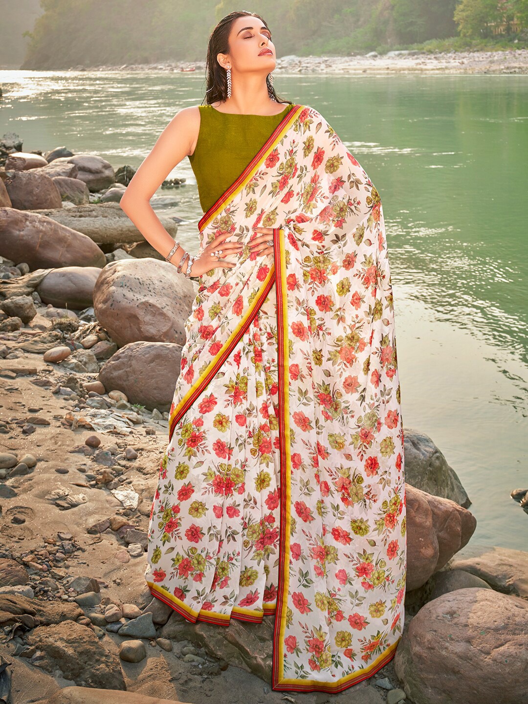 

SANSKAR Floral Printed Saree, Green