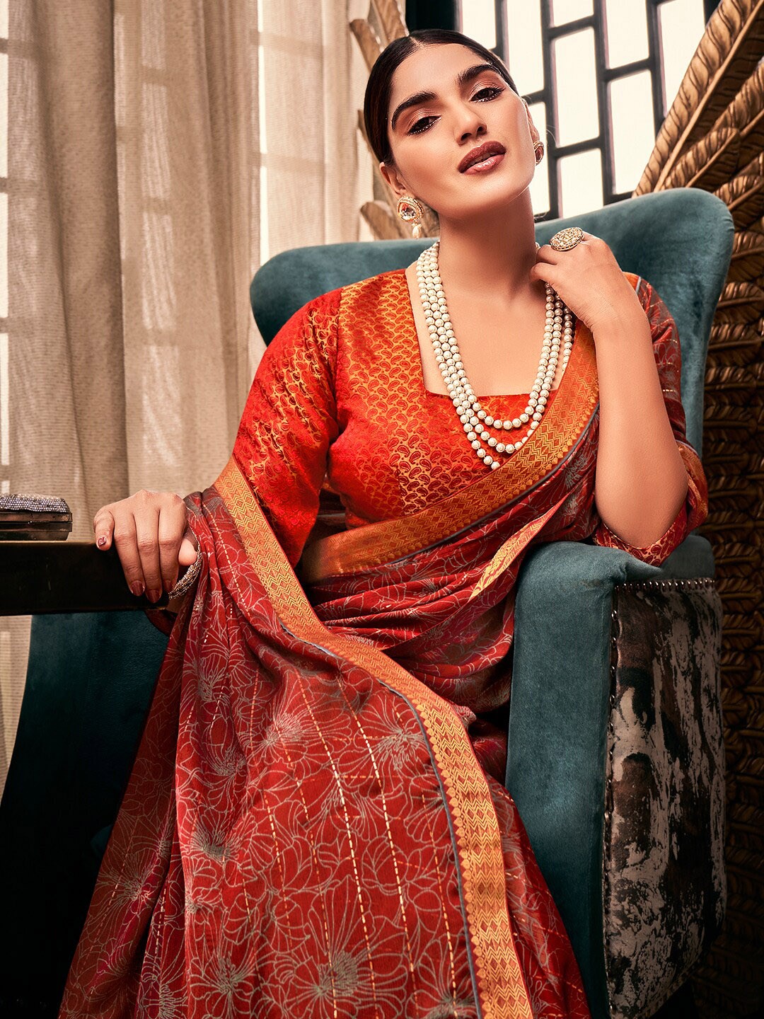 

SANSKAR Floral Printed Saree, Red