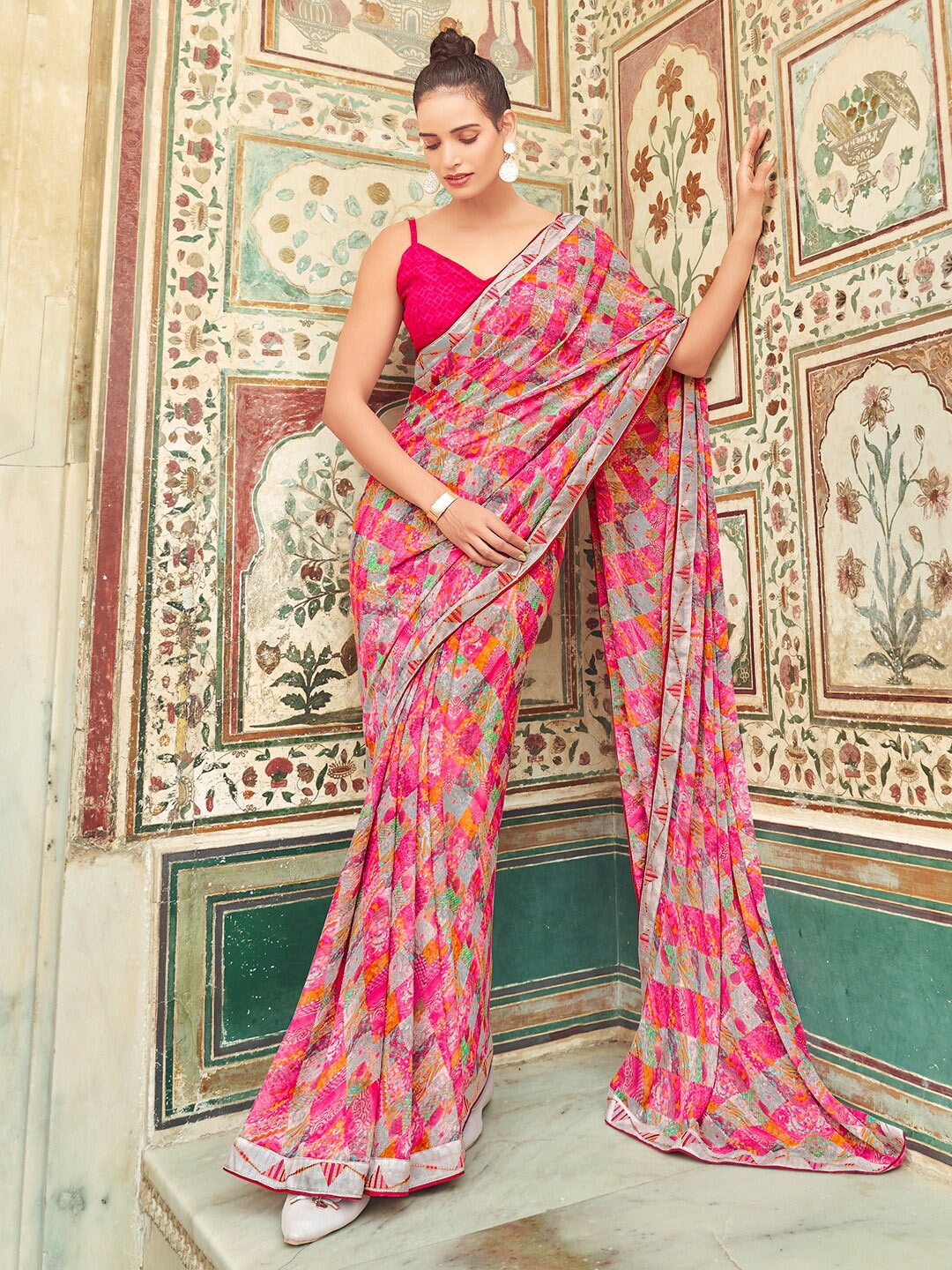 

SANSKAR Floral Printed Saree, Peach