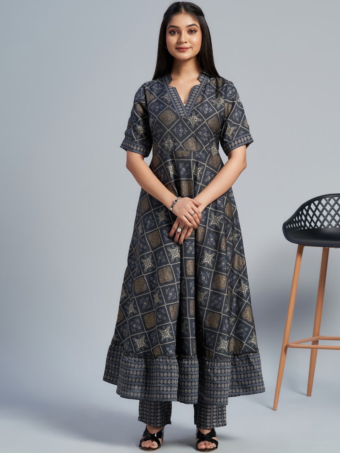 

HOUSE OF MIRA Ethnic Motifs Printed Anarkali Kurta With Trouser, Grey