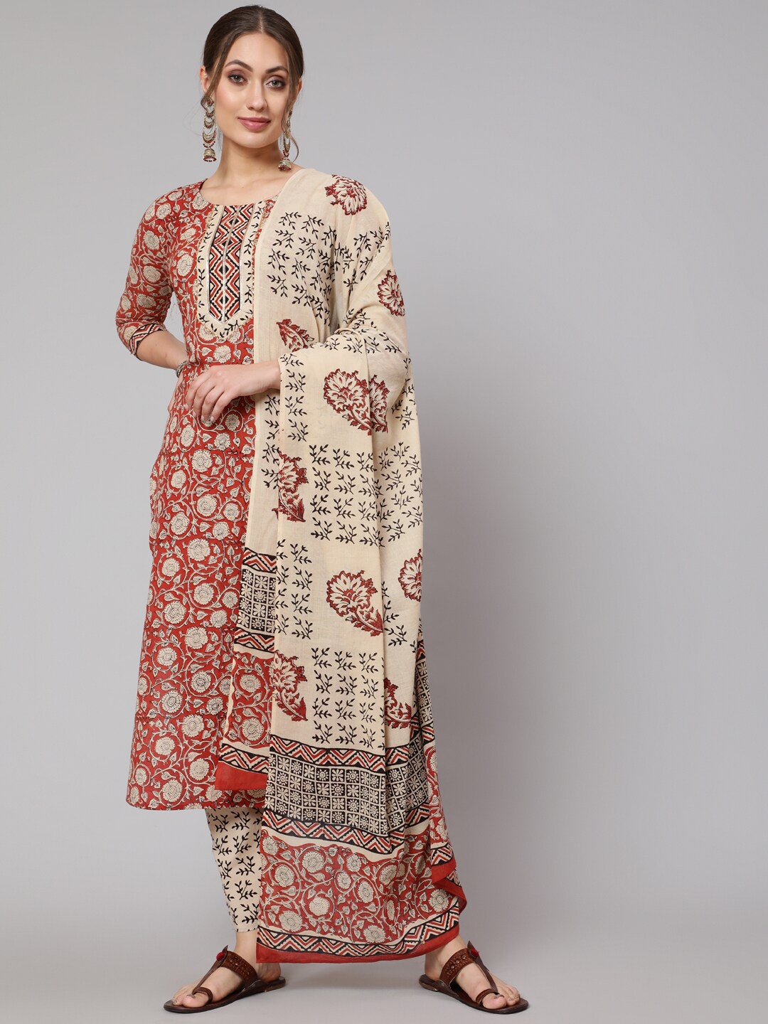 

GLAM ROOTS Floral Printed Gotta Patti Pure Cotton Kurta With Pyjamas & Dupatta, Maroon