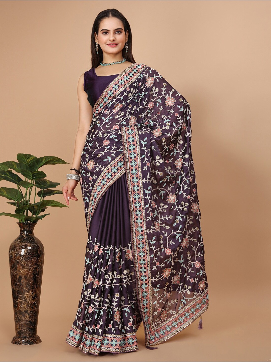 

VAIRAGEE Floral Embroidered Saree, Purple