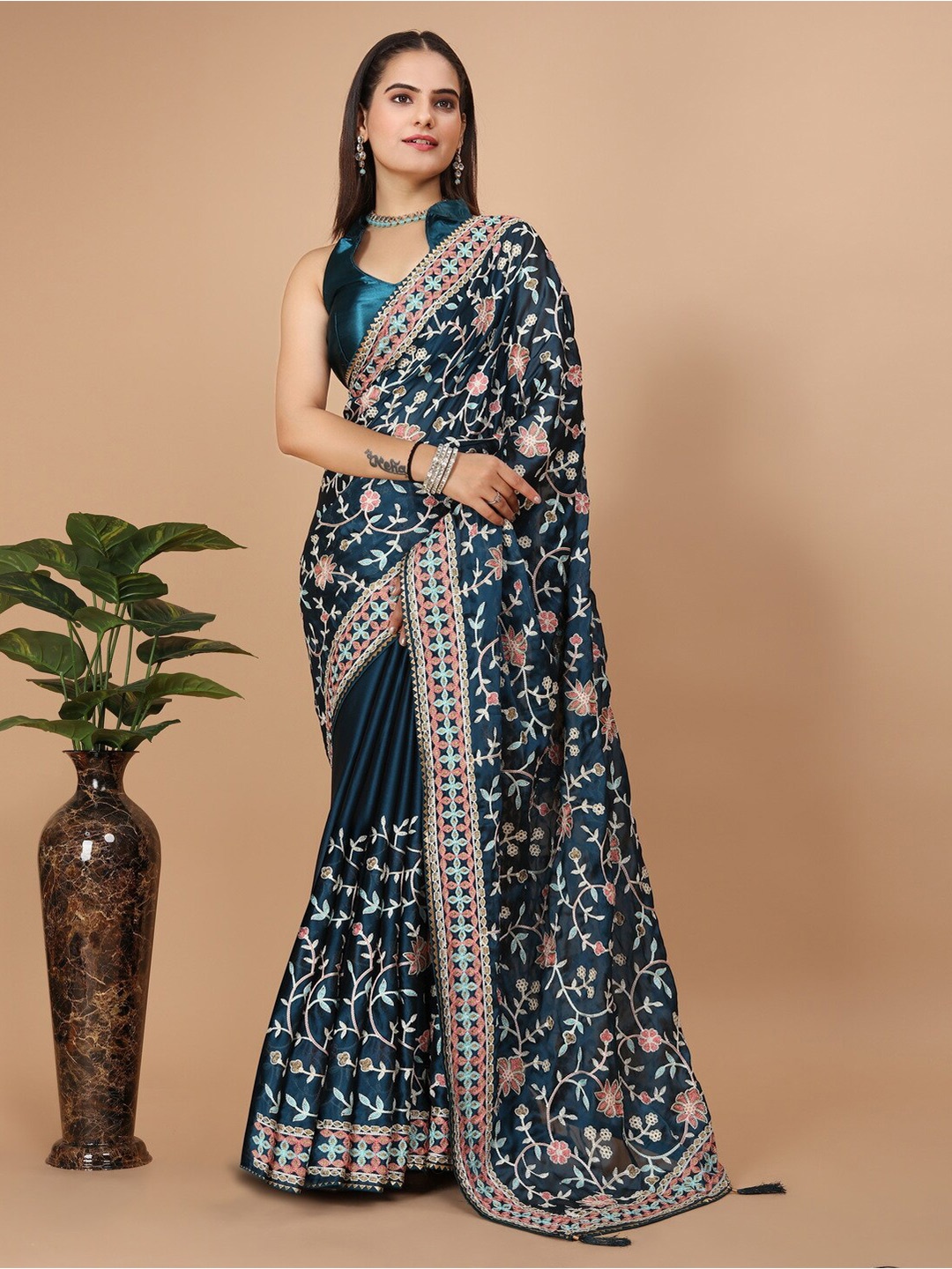 

VAIRAGEE Embroidered Saree, Teal