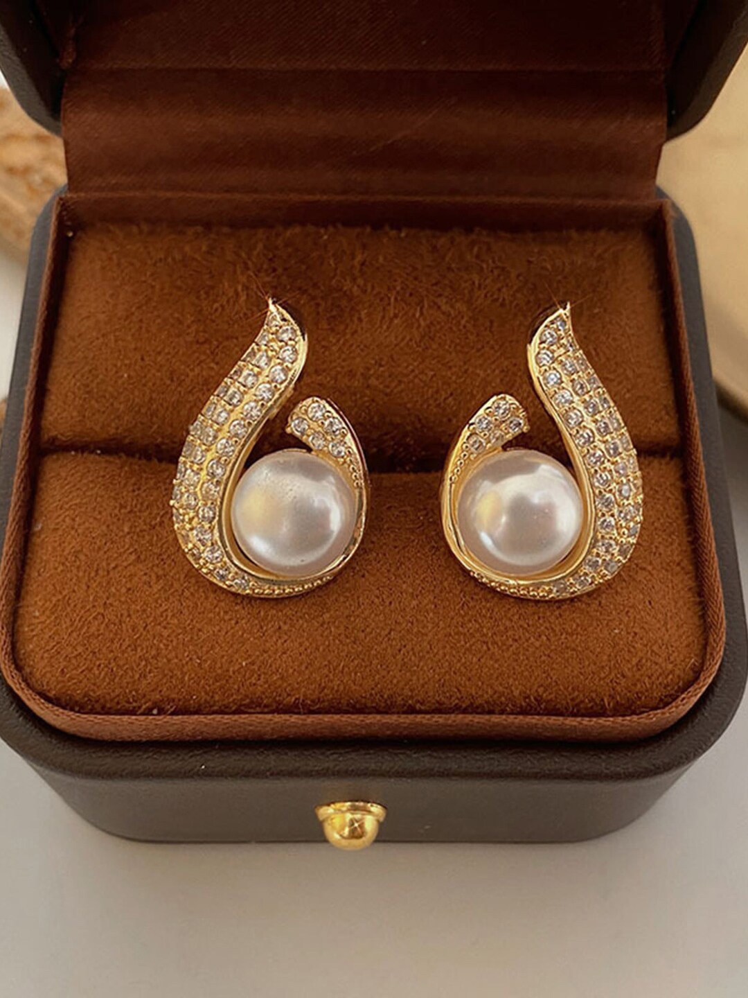 

FIMBUL Gold-Plated Teardrop Shaped Studs Earrings