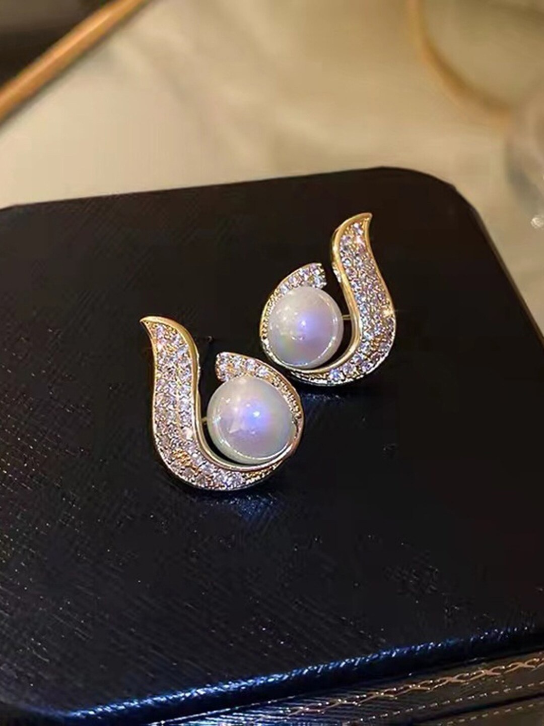 

VAGHBHATT Gold-Plated Teardrop Shaped Studs Earrings